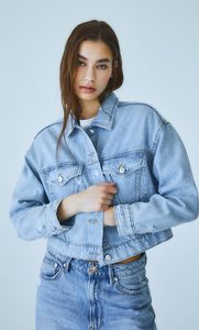 Cropped denim jacket offers at S$ 32.99 in Stradivarius