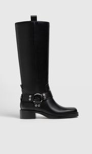 Flat black boots offers at S$ 59.99 in Stradivarius