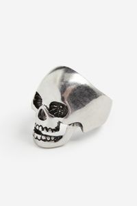 Skull-shaped ring offers at S$ 18.95 in H&M