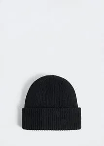 Short knitted hat offers at S$ 19.9 in HE by Mango