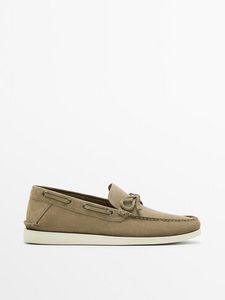 Split Suede Deck Shoes offers at S$ 165 in Massimo Dutti