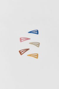 PACK OF FIVE COLOURED TRIANGULAR HAIR CLIPS offers at S$ 11.9 in ZARA